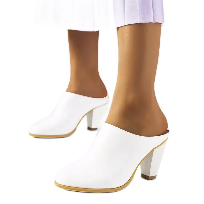 Witte pantoffels op de Plotkin-post