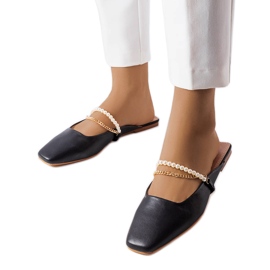 Zwarte sandalen met parels en ketting van Langle