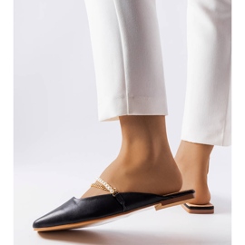Zwarte sandalen met parels en ketting van Langle 1