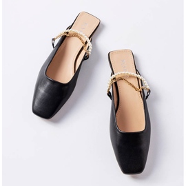 Zwarte sandalen met parels en ketting van Langle 2