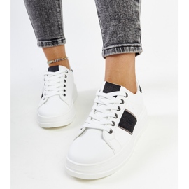 Wit met zwarte sneakers met een dikke Finestra zool 2