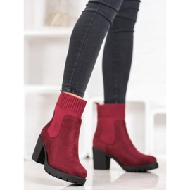 Erynn Instappers Chelsea Boots On A Post rood 1