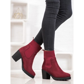 Erynn Instappers Chelsea Boots On A Post rood 2