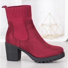 Erynn Instappers Chelsea Boots On A Post rood 3