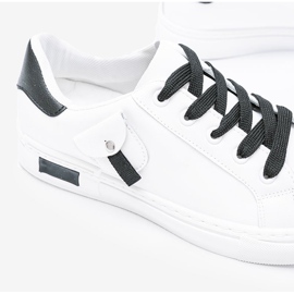 Witte sneakers met sierzakje van Nandina 2