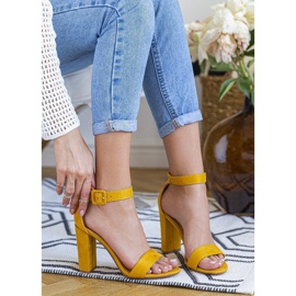 Gele sandalen op de Magic Woman-post geel 2